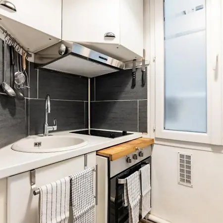Spacious Bright In Montmartre Apartment Paris