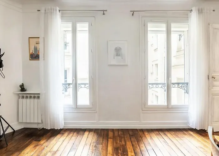 Spacious Bright In Montmartre * Parijs